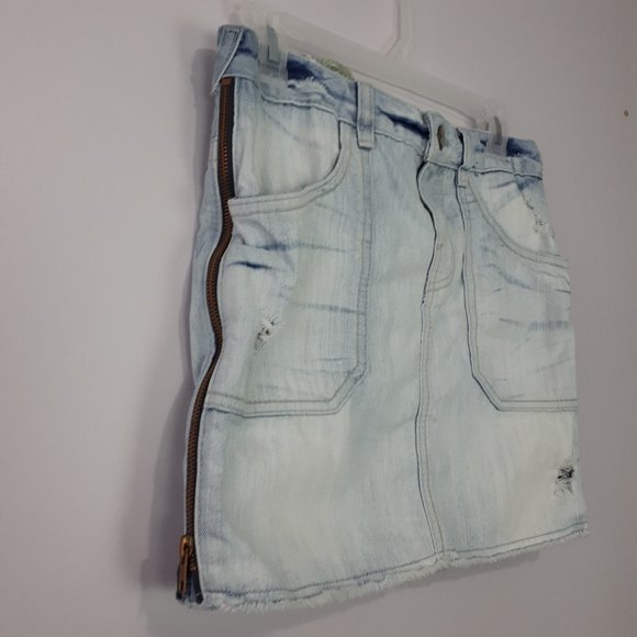 GUESS Distressed Light Wash Denim Jean Mini Skirt - Picture 2 of 12